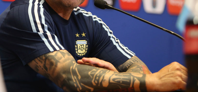 メッシの上司 アルゼンチン代表監督の 腕タトゥー がすごい