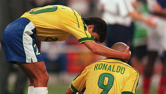 ロナウドが倒れたとき 助けたのはロベカルだった 1998年w杯決勝秘話