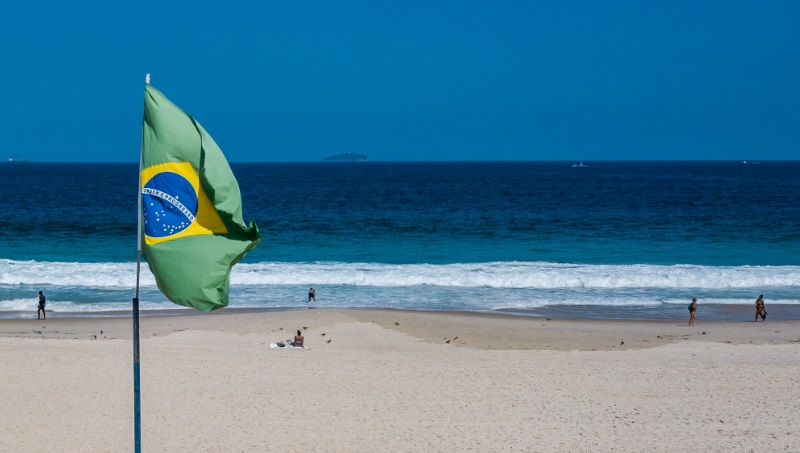 ブラジルの女性は水着でもこんなにリフティングがうまい