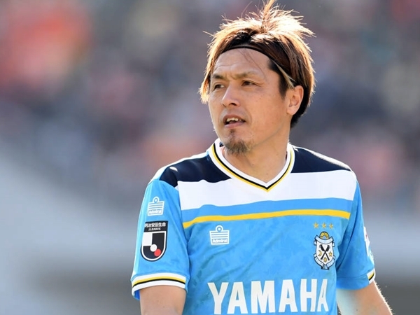 カカ スケスケになった腹筋と胸筋を見せつける