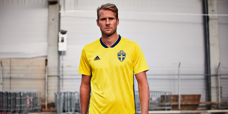 新しいエンブレムで予選プレーオフへ スウェーデン代表が新ユニフォームを発表