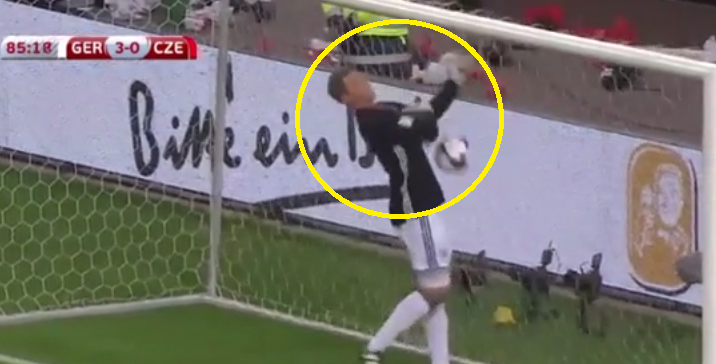 あのノイアーが まさかの 顔面ゴツン