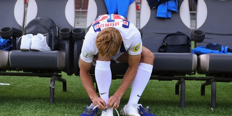 本田圭佑 クラブw杯のスパイクは レビュラ の新色 選んだカラーが意味深