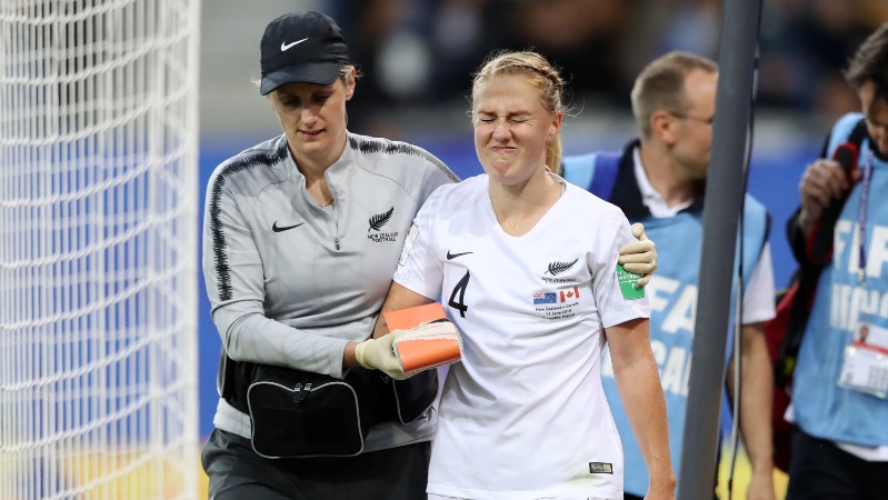 女子w杯で涙 クロス直撃の選手 腕が完全に折れる