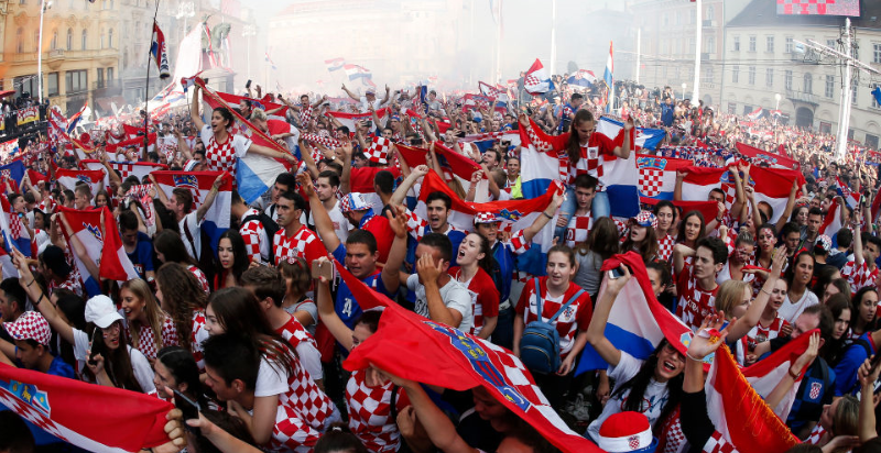 W杯準優勝で国民的英雄に クロアチア代表が帰国 なんと30万人が出迎える