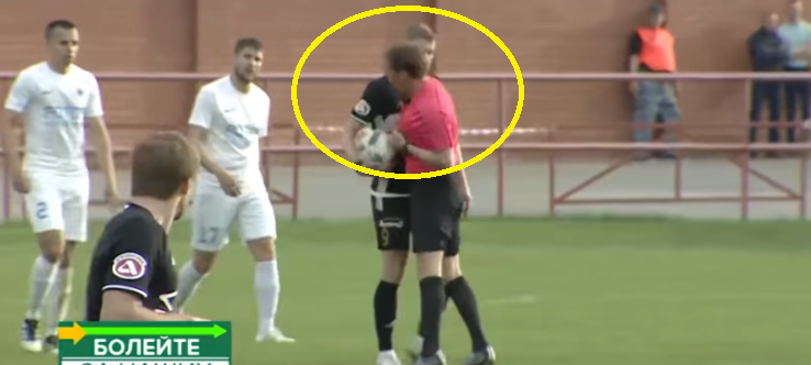 審判が選手に 肩タックル 反撃した選手 6か月の出場停止に