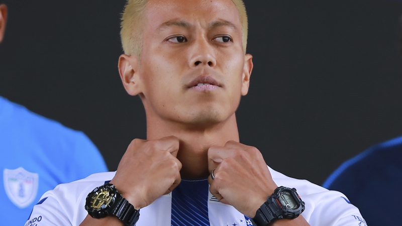 本田圭佑 パチューカ入団会見の腕時計は G Shock もちろん両腕に