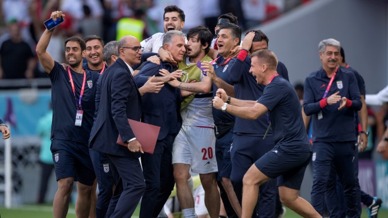 W杯歴史的勝利！イラン代表アズムン、なんと監督の首を絞める…いい