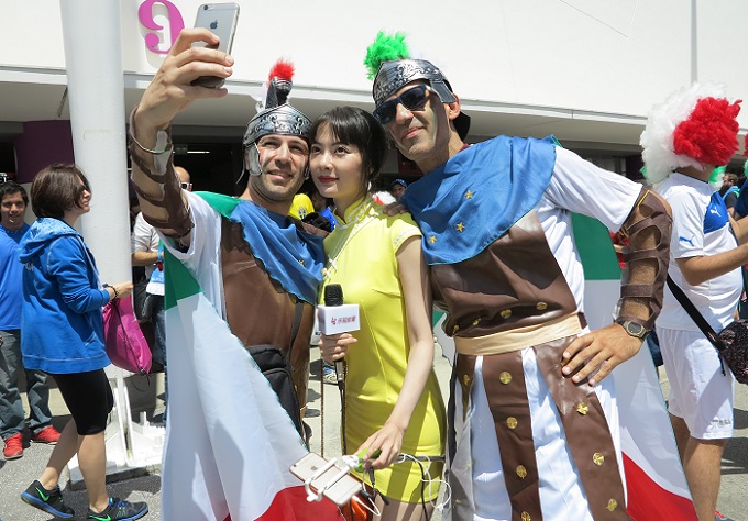 ありえねぇ Euro16の会場に セクシーすぎる服装の美女リポーターがいた