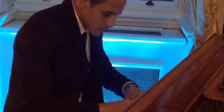 アレクシス サンチェスが 必殺 のピアノ演奏を披露