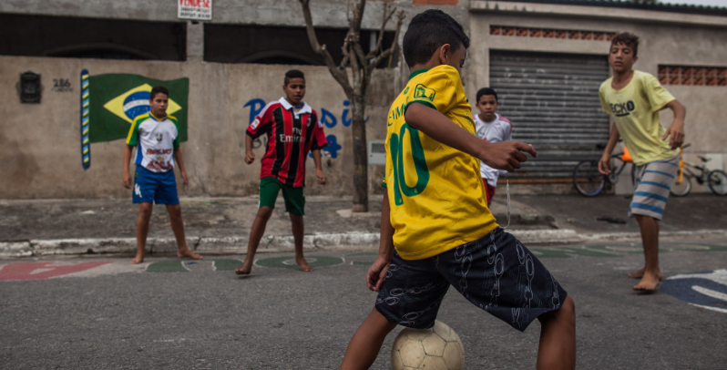 これが サッカー王国ブラジル 素人おじさんの足技がすげぇぞ