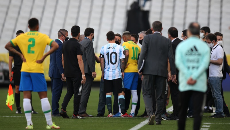 前代未聞 ブラジル対アルゼンチン戦 コロナ規則違反で試合中に警察突入