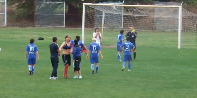 退場になった女子gk 怒りの余りピッチ上でユニフォームを脱ぎチームメイトに託す