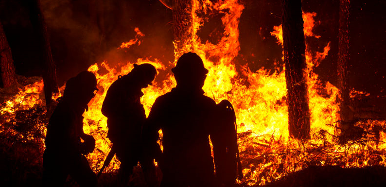 山火事で非常事態宣言 ポルトガルのサッカースタジアムにも火の手が