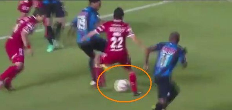 さすがロナウジーニョ 背後から迫る相手を平然と股抜き