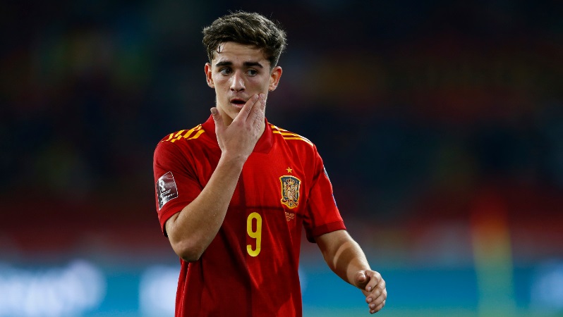 あの子はサッカーの申し子 17歳ガビ スペイン代表監督を脱帽させる