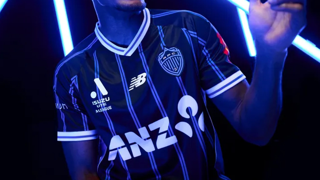 酒井宏樹　サイン入り　契約延長記念ユニホーム 酒井宏樹もモデルに！オークランドFC、2つの新ユニフォームは