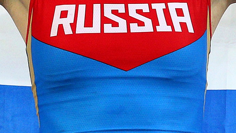 これじゃ寒い スタジアムで下着になったロシア女子 反則姿 でイケメン選手のユニゲット