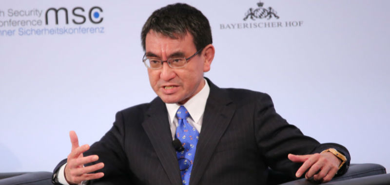 湘南サポの河野外相 名門クラブ元会長の大統領に挑戦状 そのうち勝負しましょう