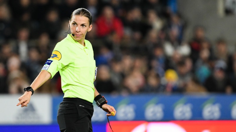 史上初 Uefaチャンピオンズリーグ 初めて女性審判が主審を担当