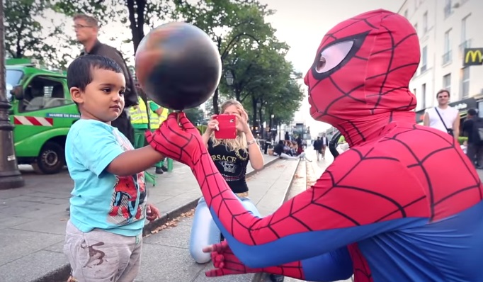 テクニシャン ショーン ガルニエがスパイダーマンになって街ゆく人達を股抜き