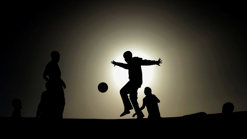 すごすぎる 癌で片腕を失った 審判 試合に復帰