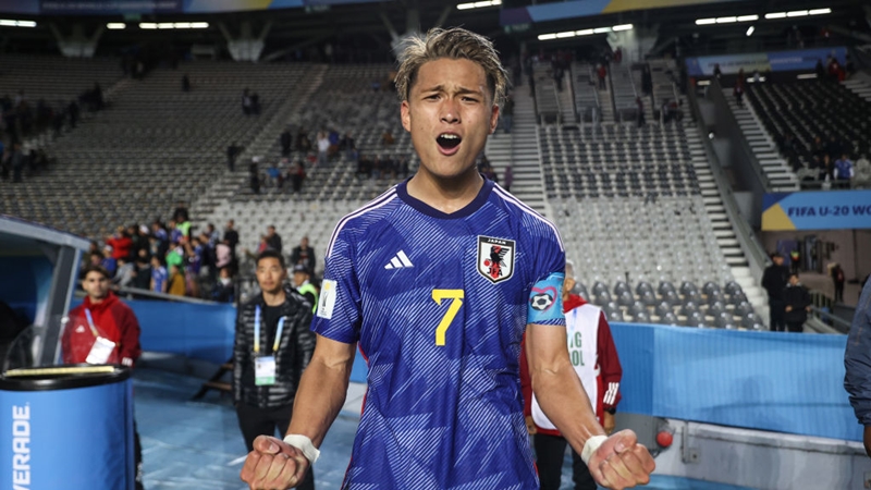 セネガル戦で決勝点の松木玖生!「adidas」のロゴにキスをして セネガル戦で決勝点の松木玖生!「adidas」のロゴにキスをして