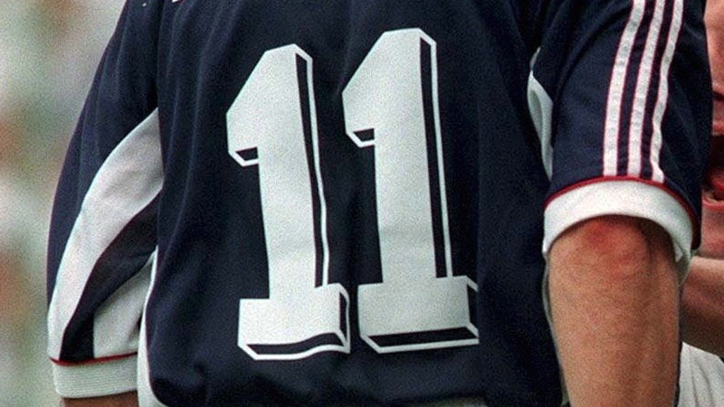 Dfなのに背番号 11 を着用した11名のサッカー選手
