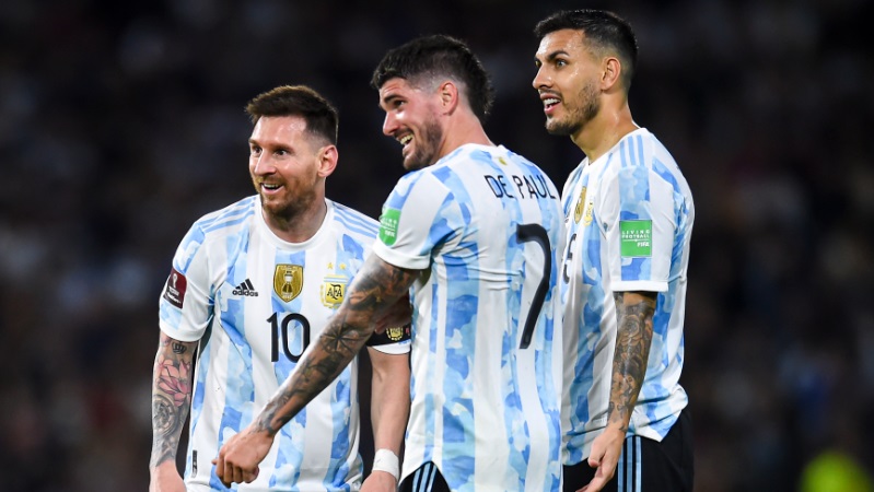 自分よりもメッシ先輩のためにW杯で優勝したい」アルゼンチン代表MFが宣言