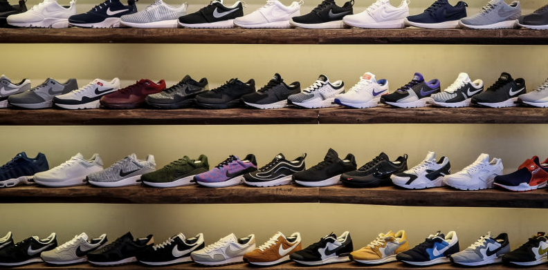 ネイマールが Nike のレアスニーカーを買いまくる動画がすごい