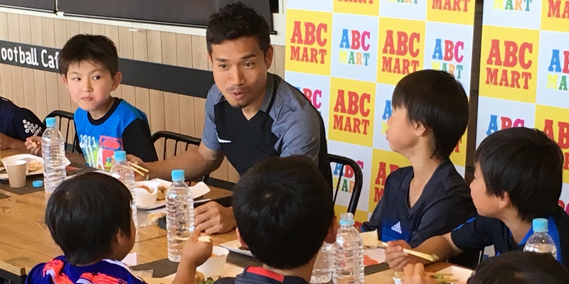 長友が Abc Mart 主催イベントでハッスル 小学生と 身長トーク で盛り上がる