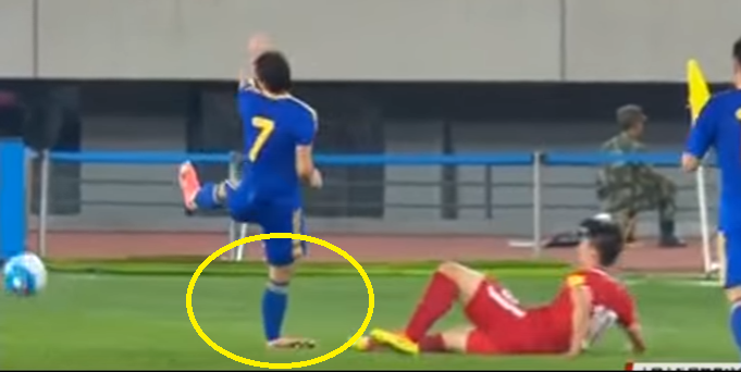 閲覧注意 中国代表戦で 相手選手の足首が崩壊