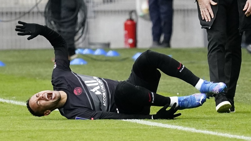 ネイマール 足首ぐにゃりで泣き叫ぶ 松葉杖で立ち去る