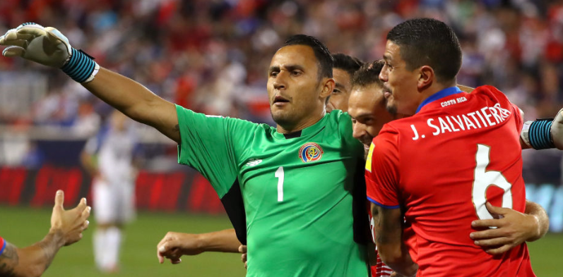 やったぞ W杯だ レアルgkナバス コスタリカ代表監督の 髪を刈る