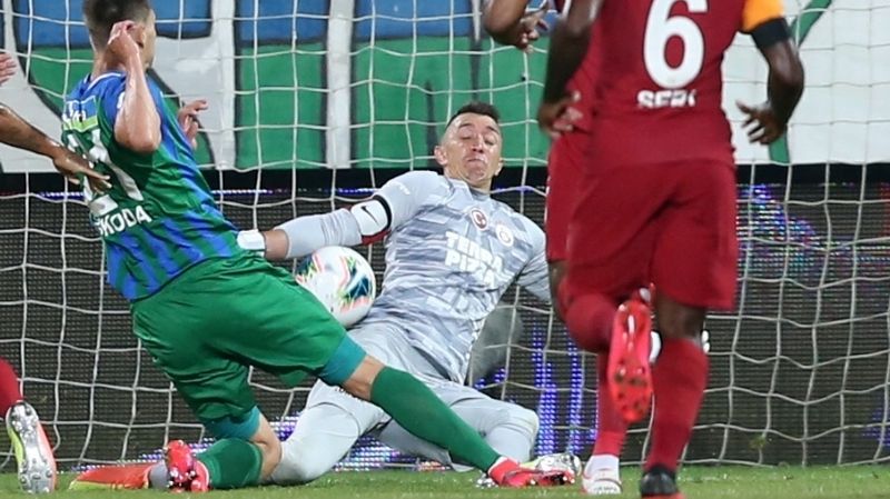スネ破壊の瞬間 が衝撃 長友同僚gkムスレラ 救急車で運ばれる
